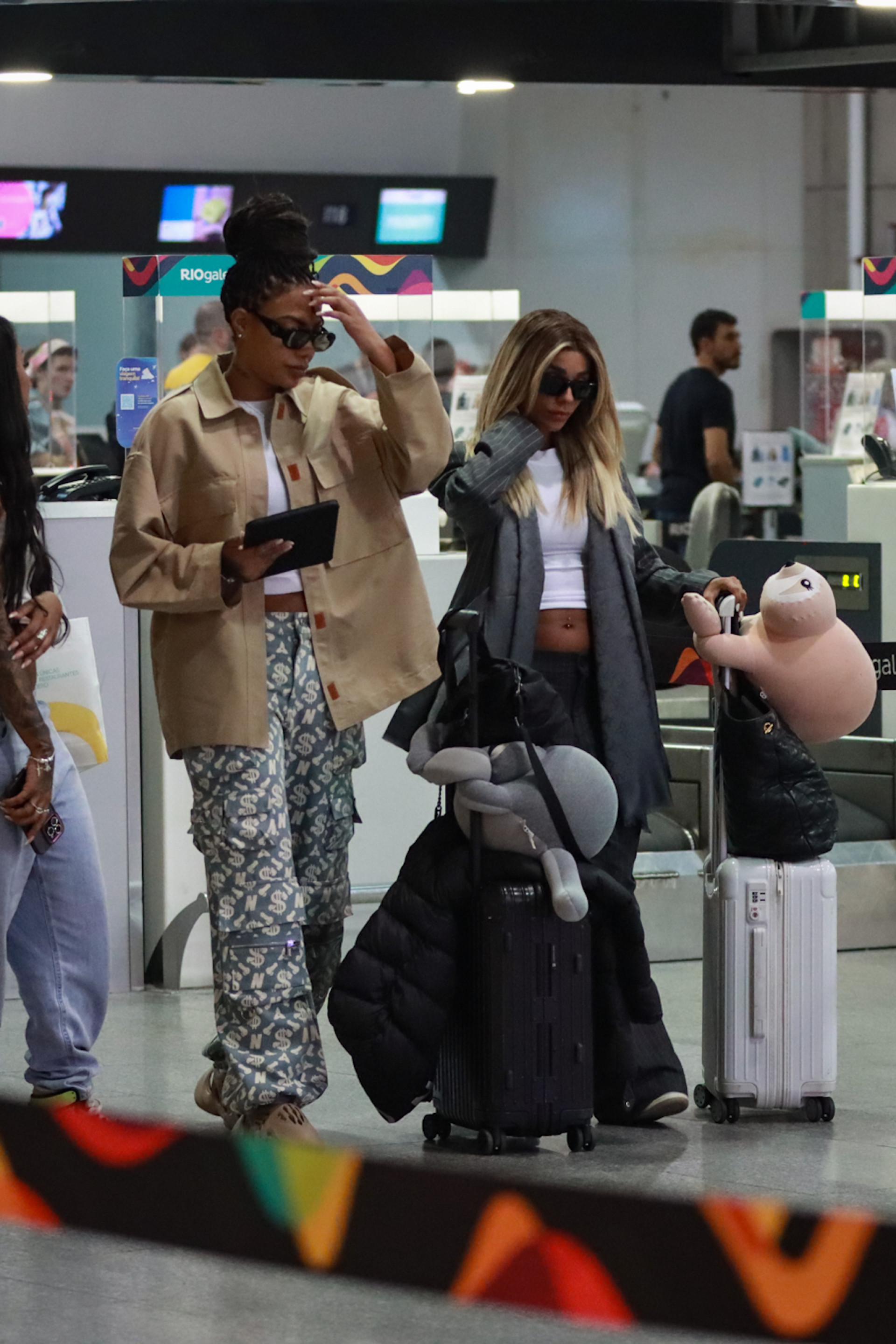 Ludmilla e Brunna Gonçalves são clicadas em aeroporto do Rio - Victor Chapetta / Agnews