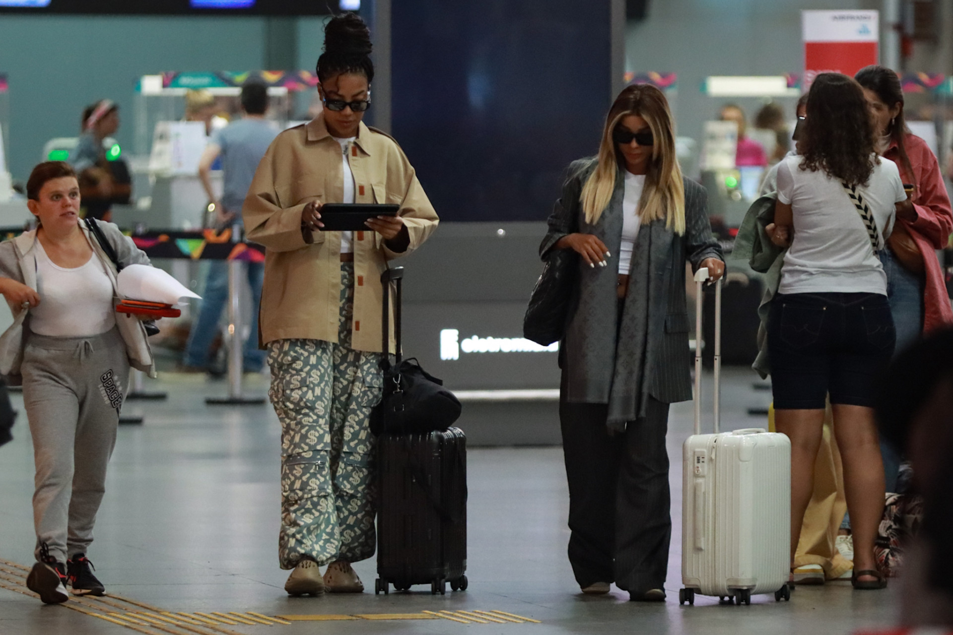 Ludmilla e Brunna Gonçalves são clicadas em aeroporto do Rio - Victor Chapetta / Agnews
