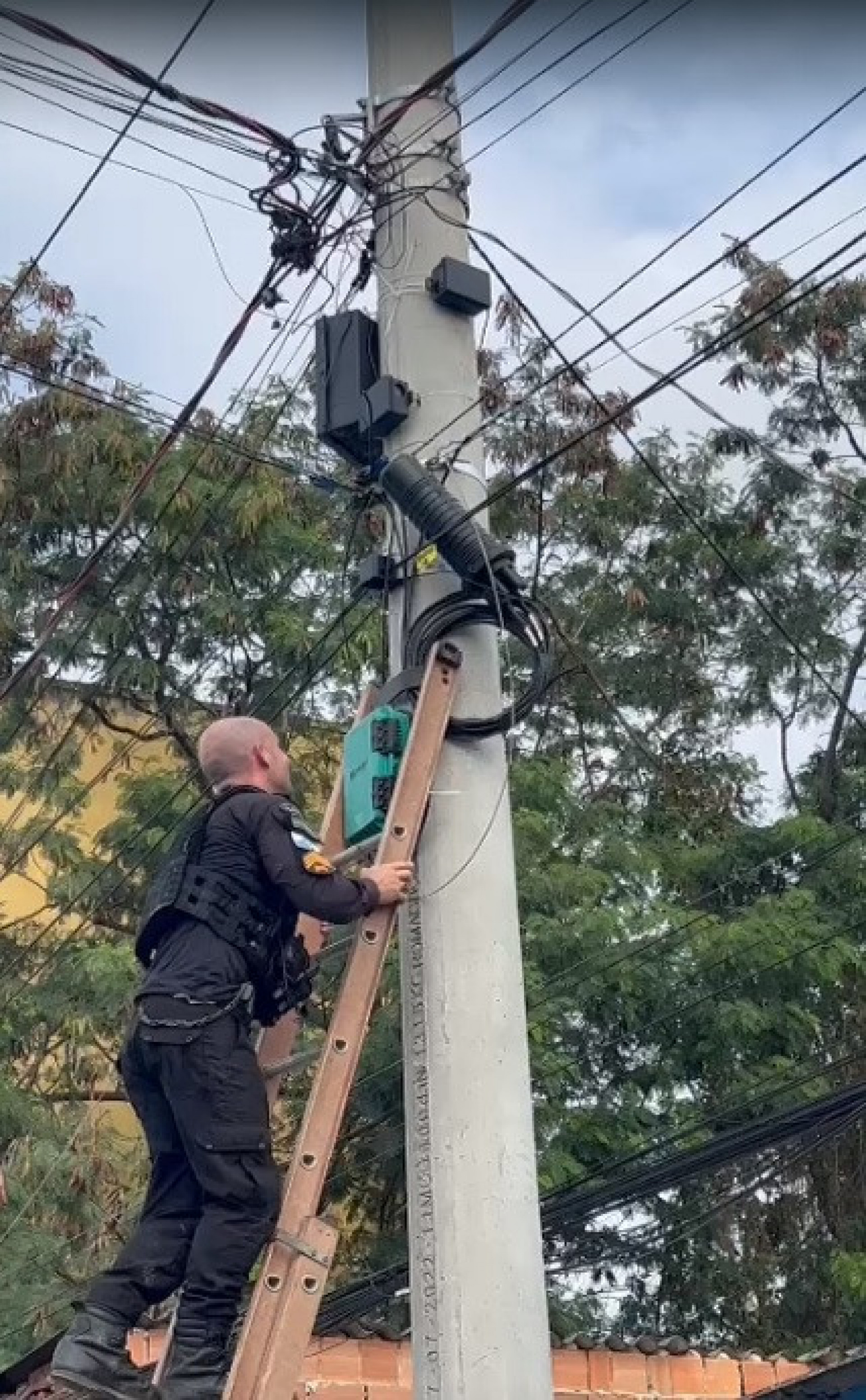PMs encontraram c&acirc;meras de monitoramento usadas pelo tr&aacute;fico da comunidade do Tr&ecirc;s Campos