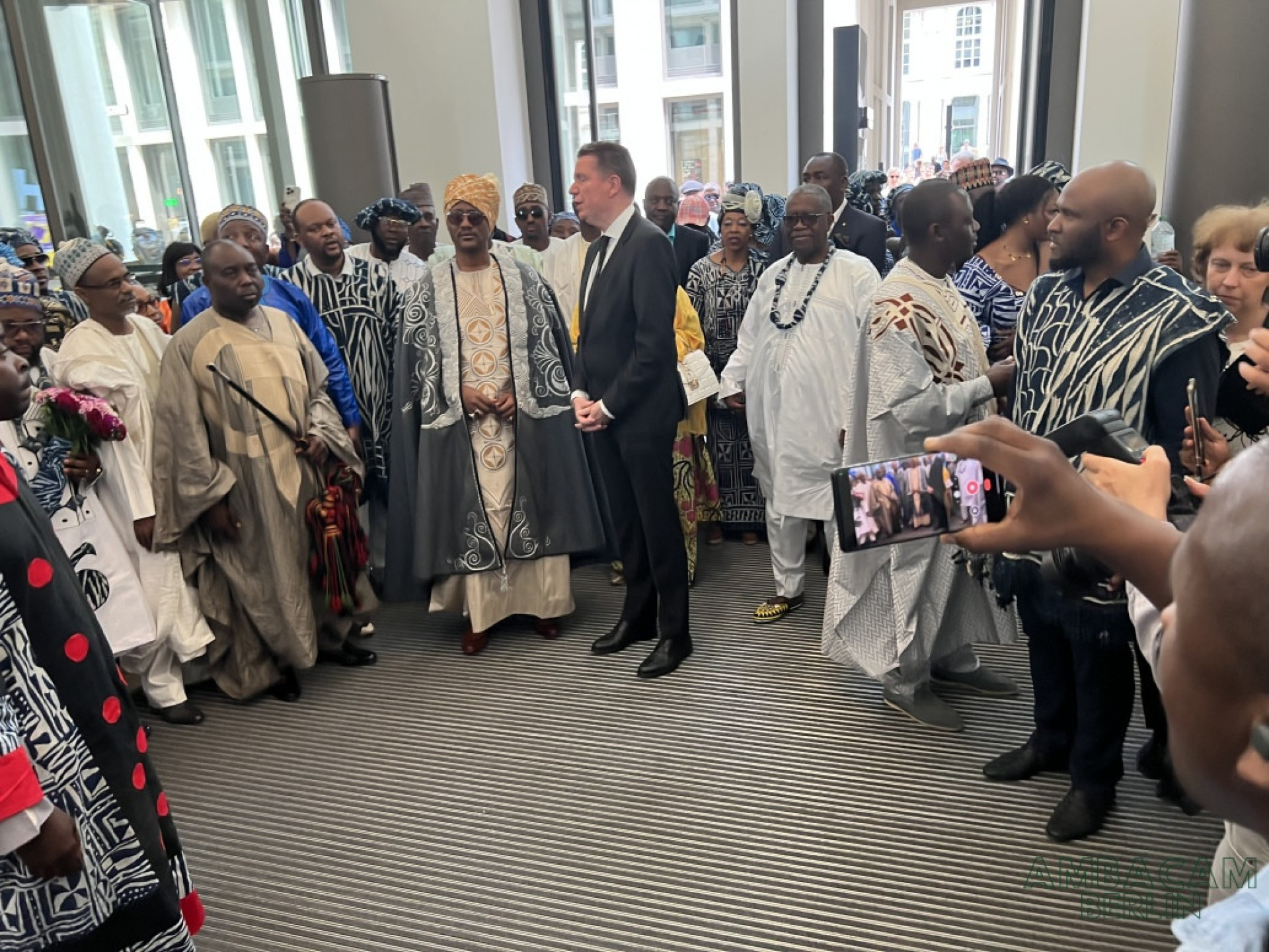 Rei camarões é recebido dentro do Humboldt Forum, em Berlim, na Alemanha - Divulgação/Embaixada de Camarões