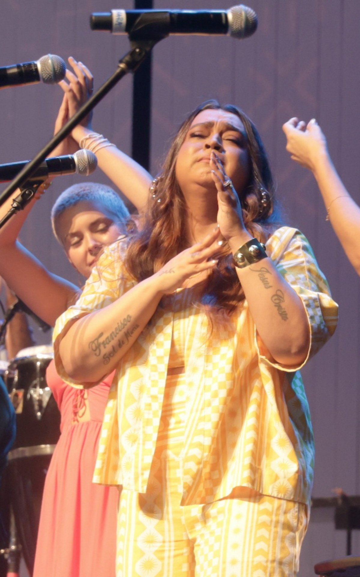 Preta Gil se emociona durante show