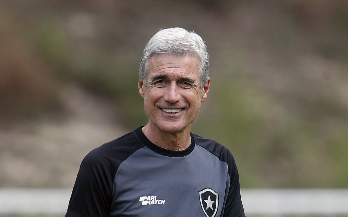 Luís Castro tem contrato com o Botafogo até abril de 2024