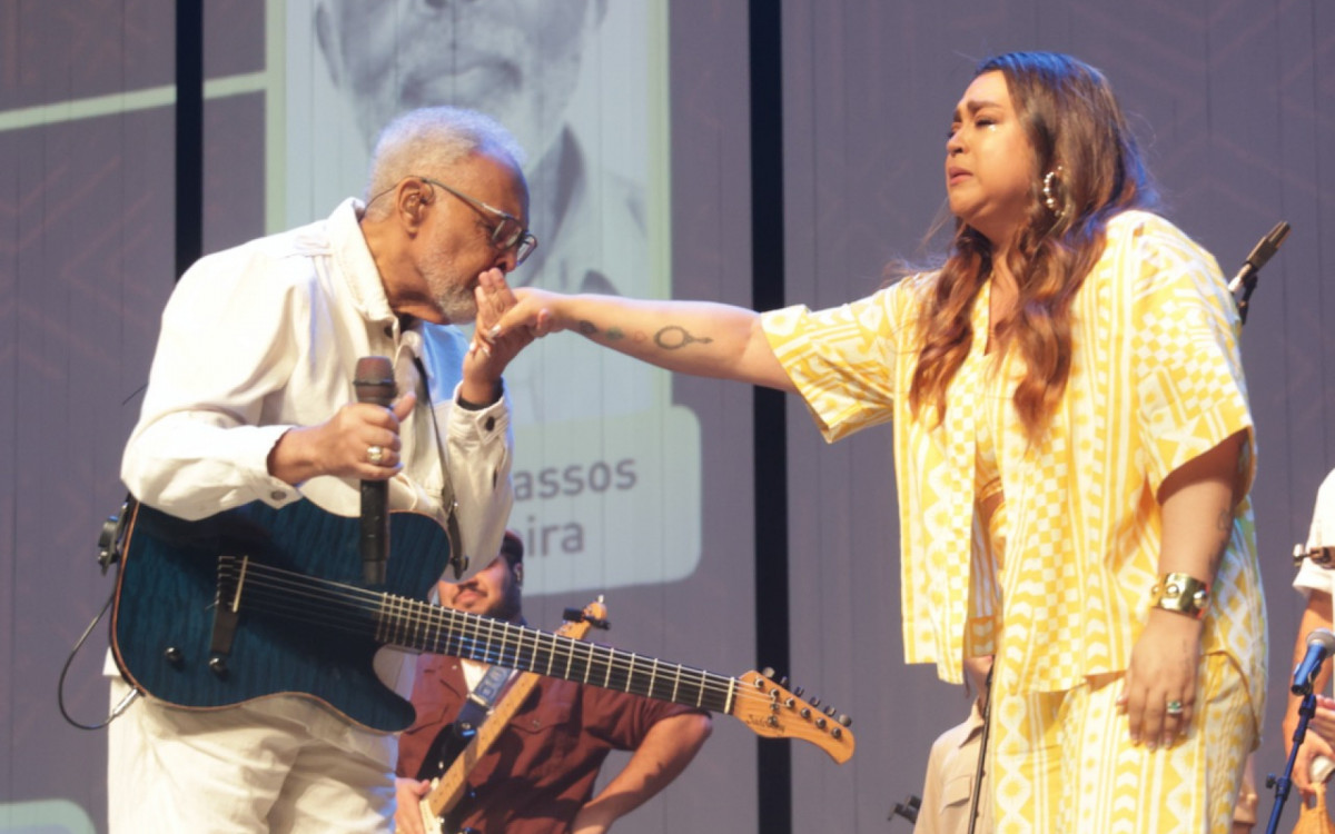 Preta Gil se emociona durante show