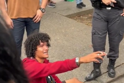 Vendedor ambulante é baleado na perna na frente de shopping da Zona Norte