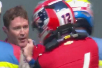 Após batida, piloto da Fórmula Indy agride adversário. Veja o vídeo