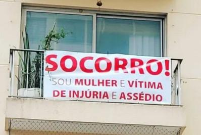 Mulher põe faixa em janela de apartamento pedindo socorro após ser assediada por vizinho em SP
