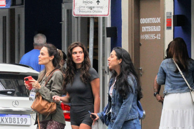 Ex de Cauã Reymond, Mariana Goldfarb passeia pelo Leblon, no Rio