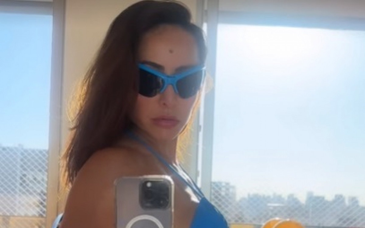 Sabrina Sato posa de biqu&iacute;ni e esbanja boa forma