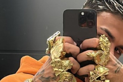 MC Cabelinho posa com anéis extravagantes de ouro