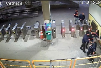 Vídeo: Homem é preso em terminal de BRT após danificar catraca e porta da bilheteria