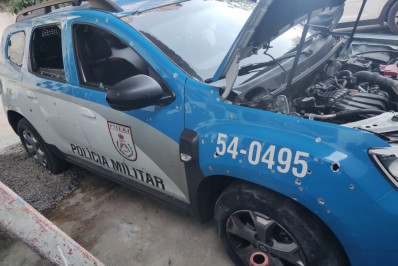 Viatura da PM é atacada a tiros por criminosos ao escoltar ambulância no Morro da Chacrinha