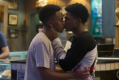 Enfim saiu o beijo gay em 