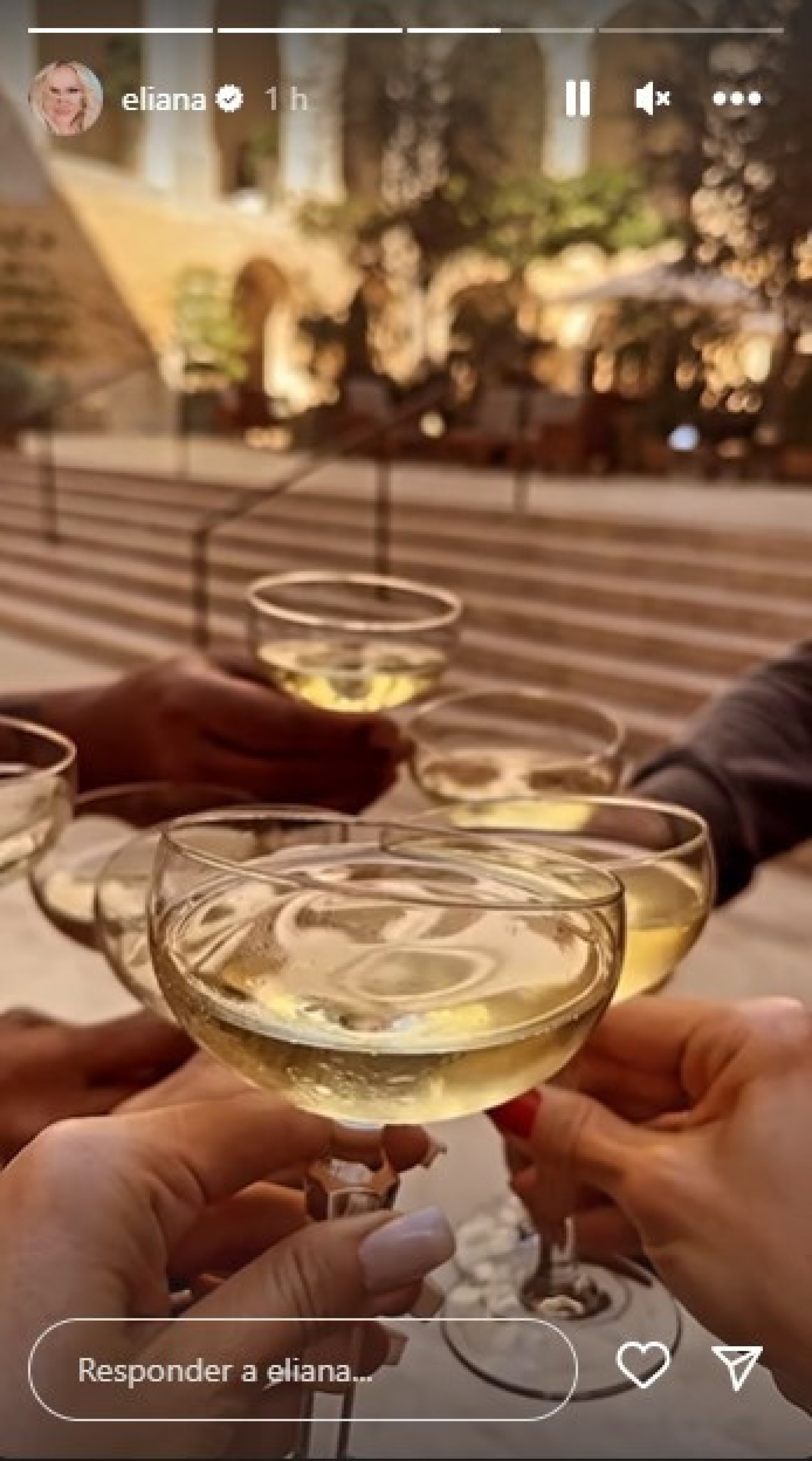 A apresentadora do SBT brindou a chegada ao país com sua equipe - Reprodução/Instagram