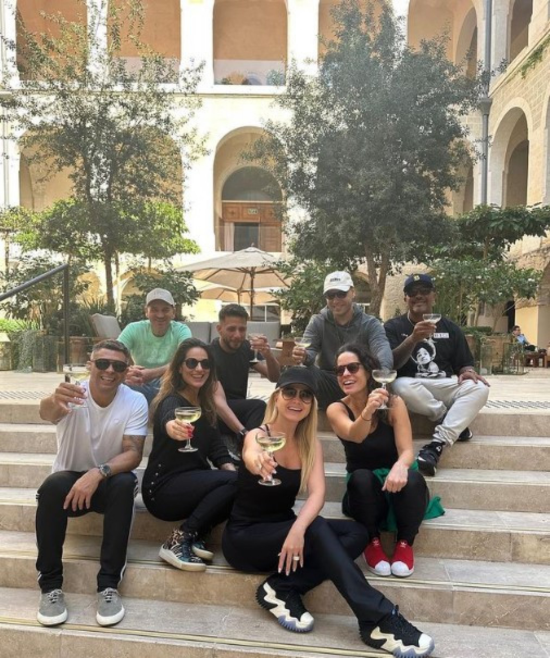 Eliana comemora a chegada em Israel com sua equipe - Reprodução/Instagram