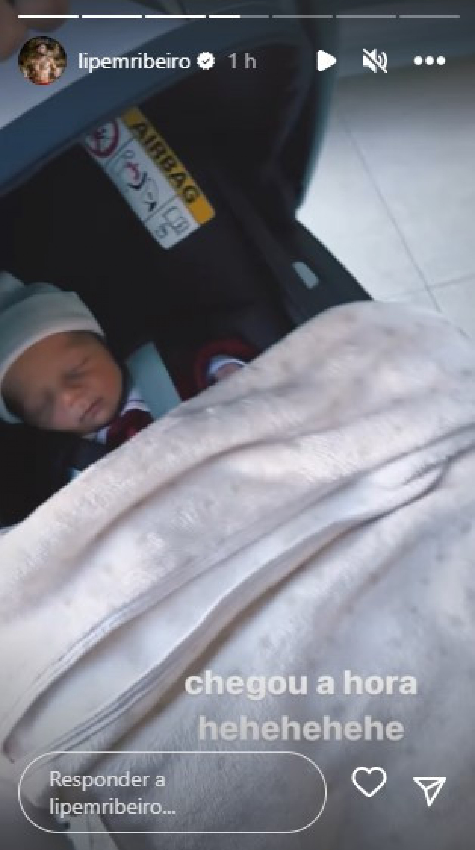 Lipe Ribeiro e Dessa Castorino deixam a maternidade com Dom - Reprodução/Instagram