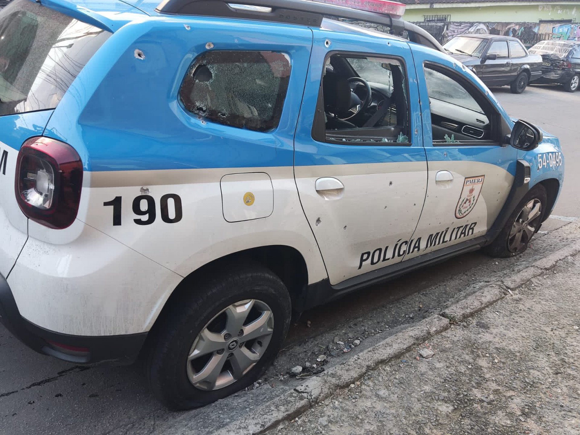 Viatura da Polícia Militar com várias marcas de tiros após ataque de traficantes no Morro do Chacrinha, na Zona Oeste do Rio - Divulgação/Redes sociais