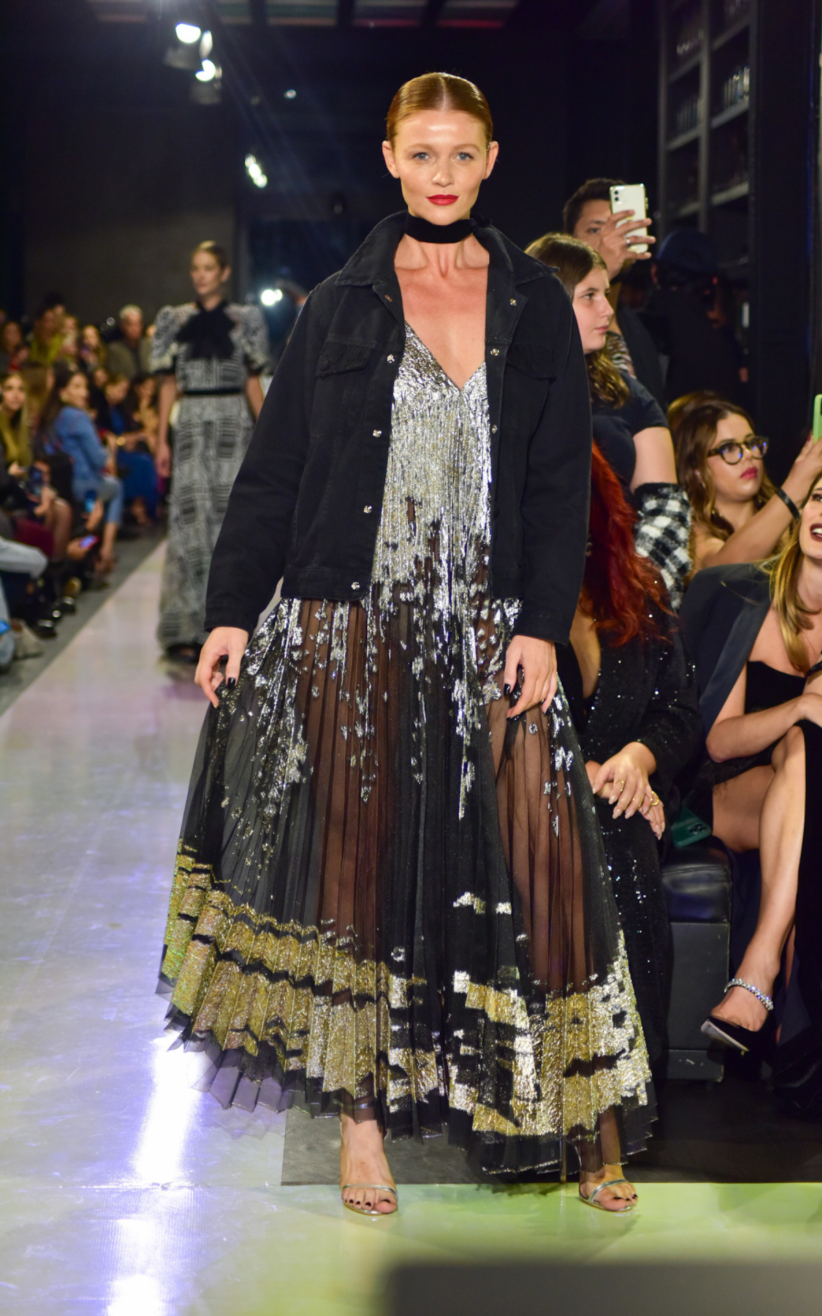 Cinthia Dicker, mulher de Pedro Scooby, desfila em São Paulo