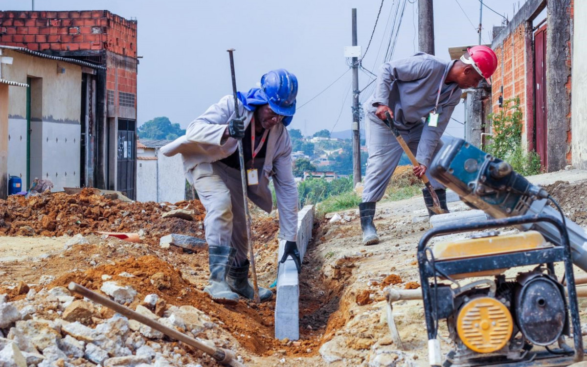 A Prefeitura est&aacute; trabalhando para concretar 20 ruas dos bairros Nova Aurora e S&atilde;o Francisco