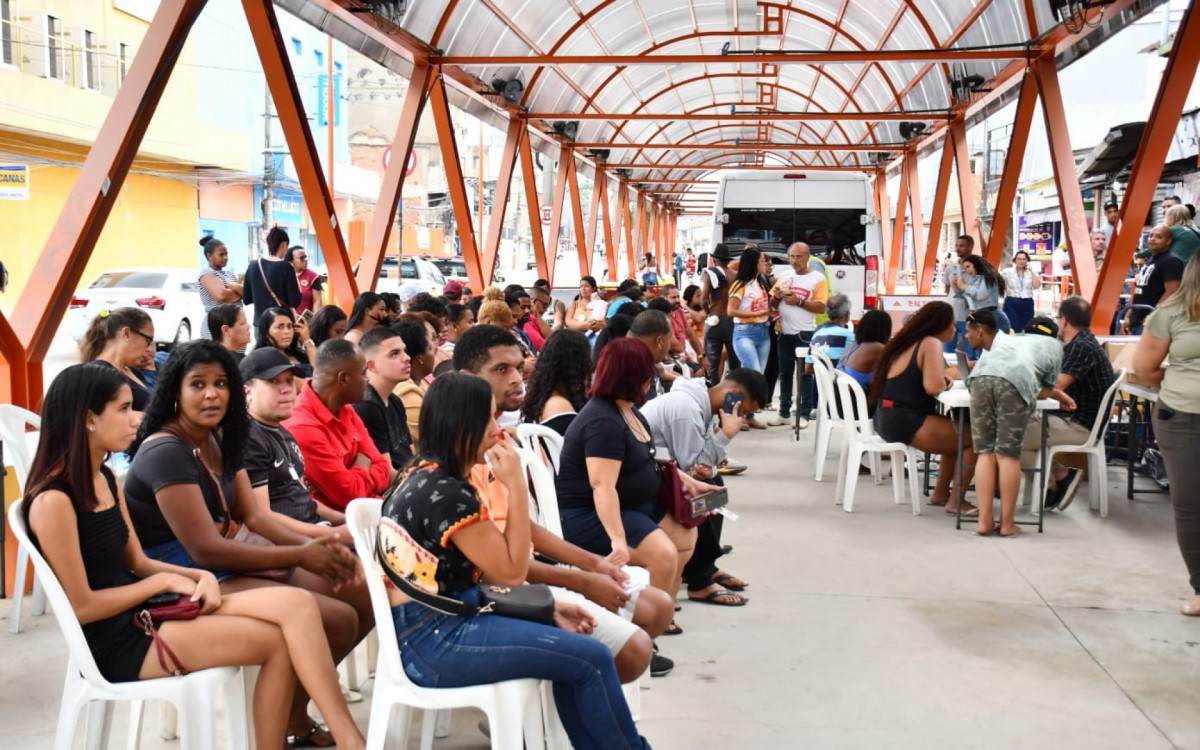 O espa&ccedil;o onde est&aacute; sendo constru&iacute;do o Mercado Popular ficou lotado para que os benefici&aacute;rios do Supera RJ recebessem o cart&atilde;o