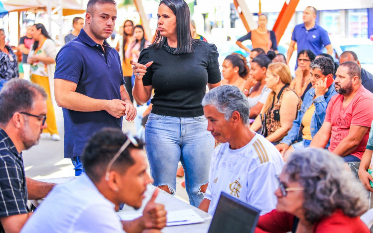 O secret&aacute;rio Matheus e a secret&aacute;ria Tati Ervite acompanharam a entrega dos cart&otilde;es do Supera RJ
