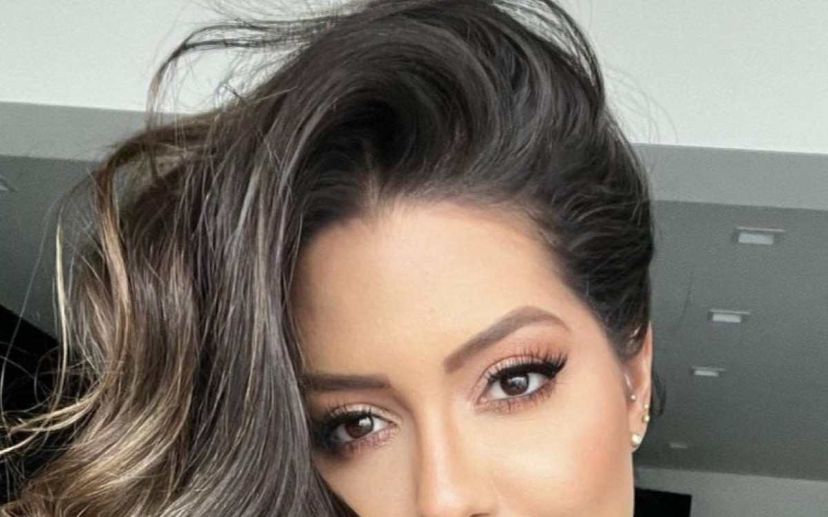 Ap&oacute;s ficar um tempo afastada das redes sociais, a m&eacute;dica e ex-BBB La&iacute;s Caldas, de 31 anos, revelou que fez uma lipo LAD  