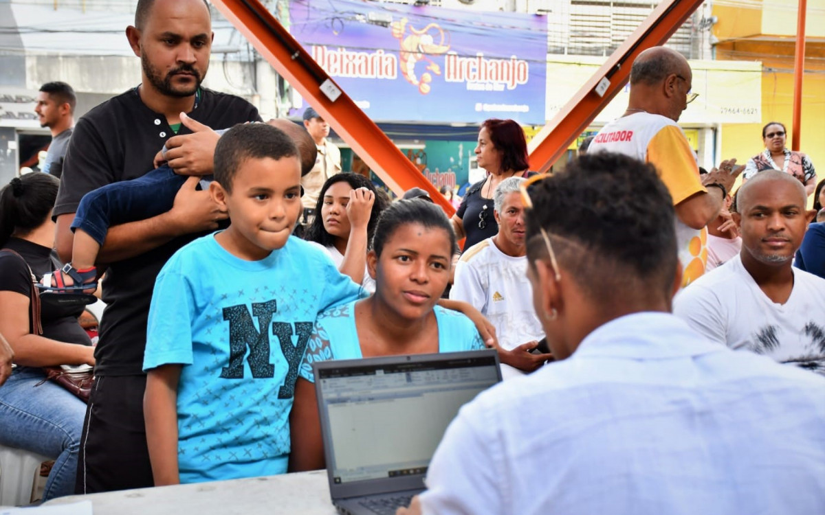 O auxiliar de manuten&ccedil;&atilde;o, Leonardo da Silva Ferreira foi com a esposa Iasmin, e tr&ecirc;s filhos para receber o cart&atilde;o do Supera RJ