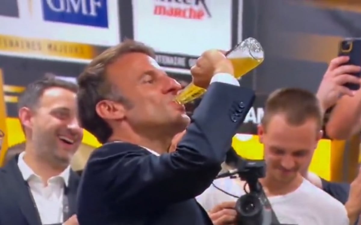 Macron vira uma cerveja para comemorar a vitória da França