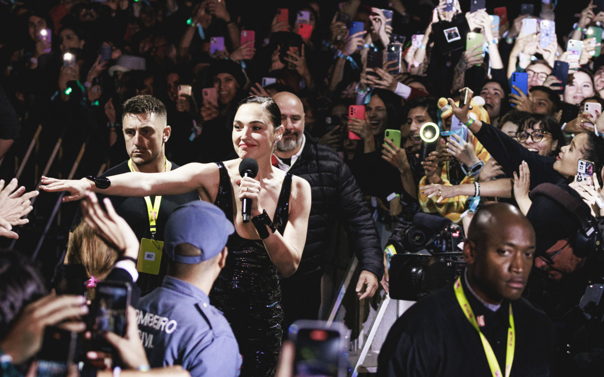 Gal Gadot entrou no palco passando por um corredor no meio do público