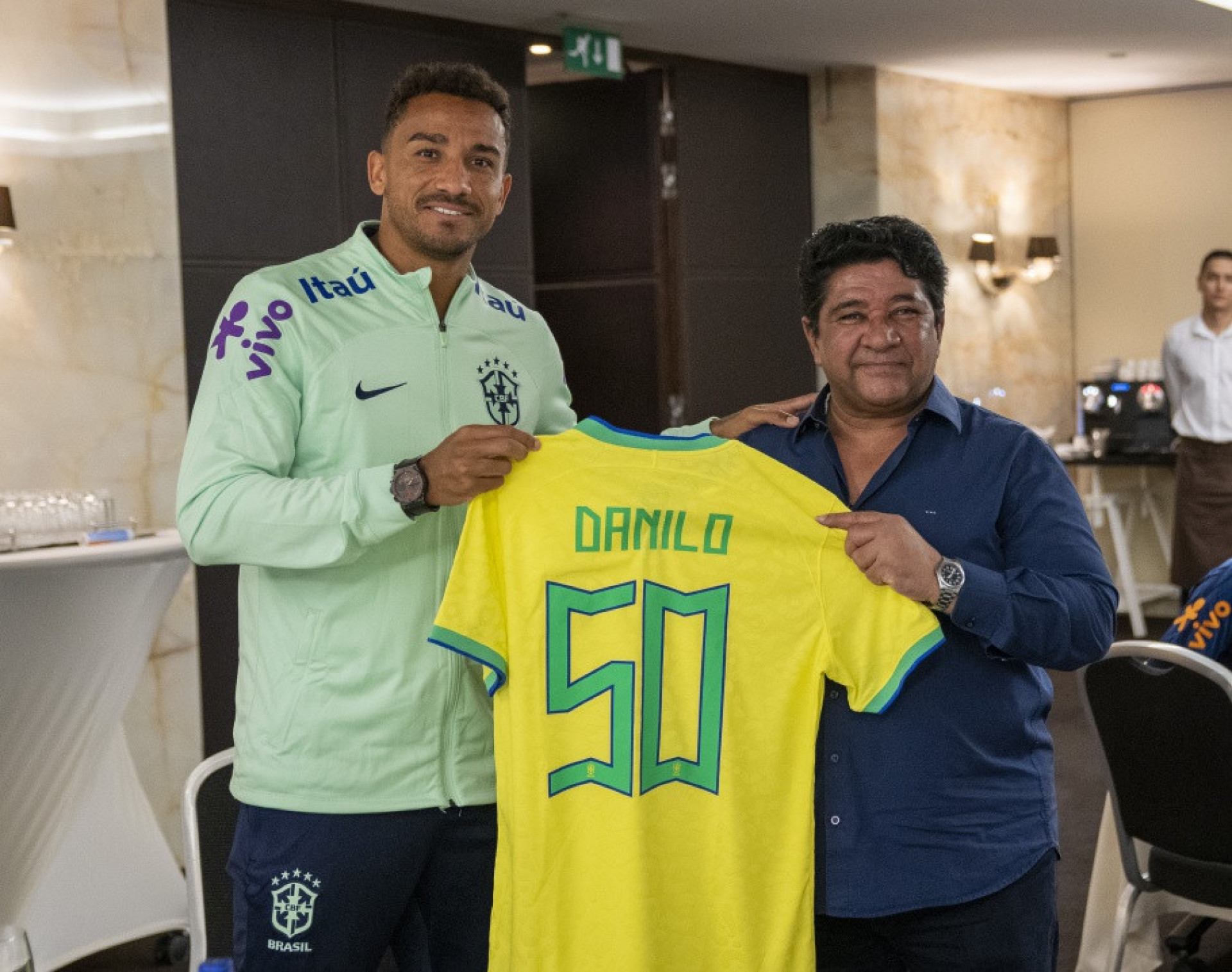 Momento em que o presidente da CBF, Ednaldo Rodrigues, entrega uma camisa para celebrar a marca dos 50 jogos a Danilo - Foto: Joilson Marconne / CBF