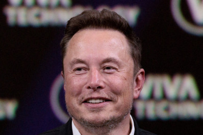 Elon Musk se torna o primeiro trilionário do mundo