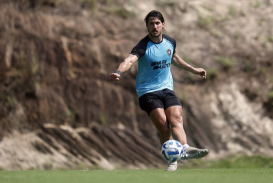 Gabriel Pires sente em treino e gera nova preocupação ao Botafogo