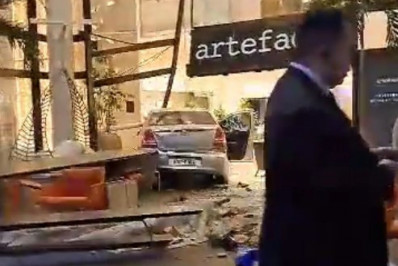 Idoso passa mal ao volante e carro invade fachada de loja em shopping na Barra da Tijuca