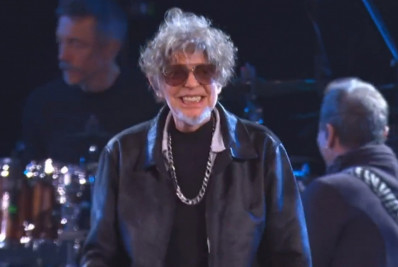 Branco Mello celebra cura de câncer durante show do Titãs