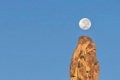 Imagens registram momento em que a lua se alinha sobre o Dedo de Deus