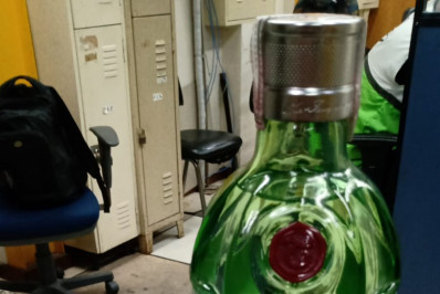 Mulher é presa por furtar garrafa de gin em supermercado