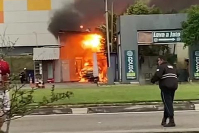 Incêndio atinge carro dentro de posto de combustível na Ilha do Governador