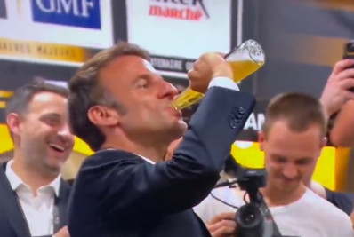 Vídeo: Macron vira cerveja com apenas um gole e gera polêmica na França