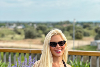 Karoline Lima recebe elogios de vestido decotado em viagem para a Espanha