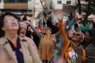 Animação toma conta do embarque da viagem da Melhor Idade em Volta Redonda