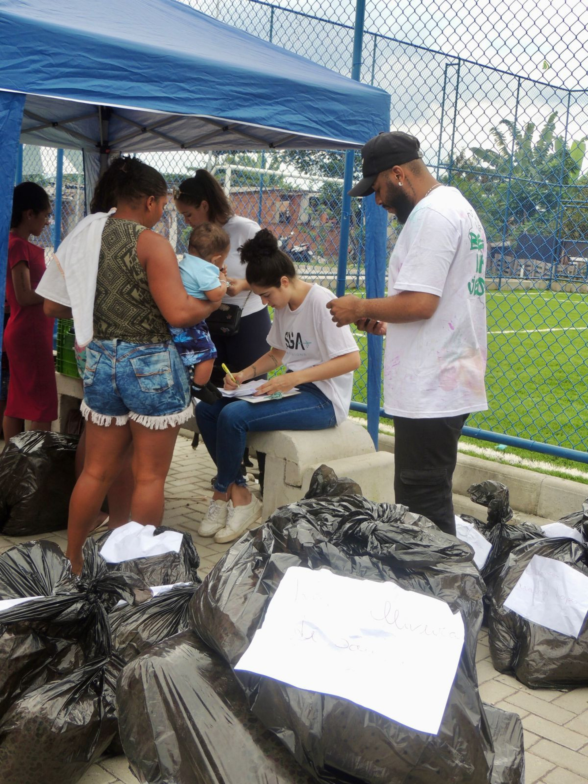 Crian&ccedil;as e adolescentes receberam kits com agasalhos e cestas b&aacute;sicas neste domingo