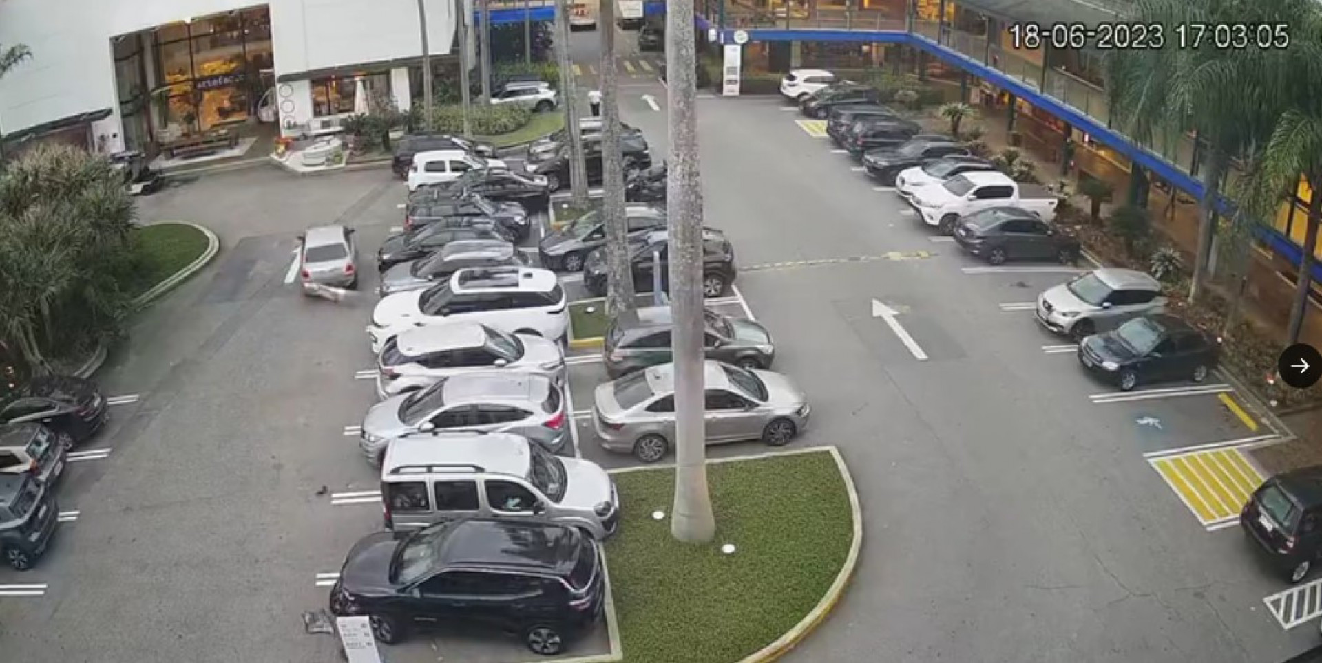 Veículo desgovernado atingiu outro carro antes de invadir a fachada de loja no Casa Shopping - Reprodução