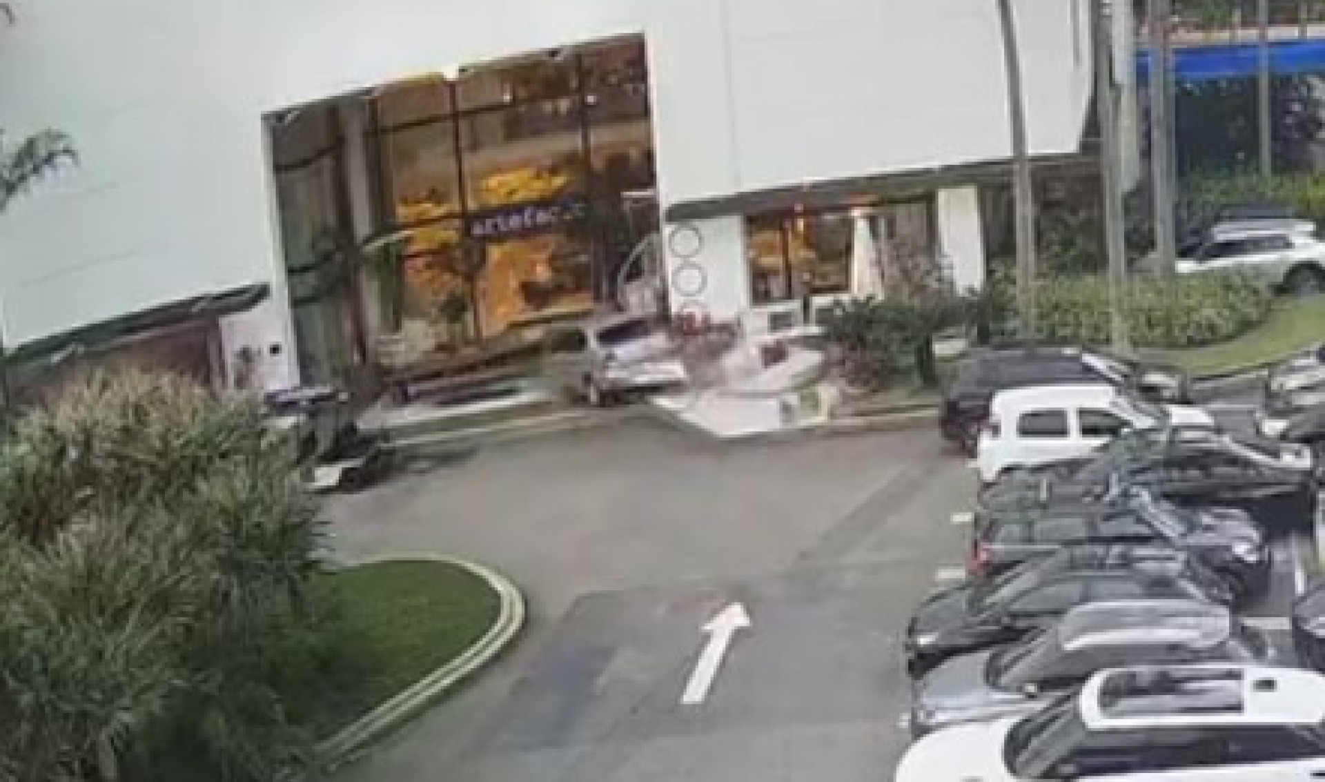 Veículo desgovernado atingiu outro carro antes de invadir a fachada de loja no Casa Shopping - Reprodução
