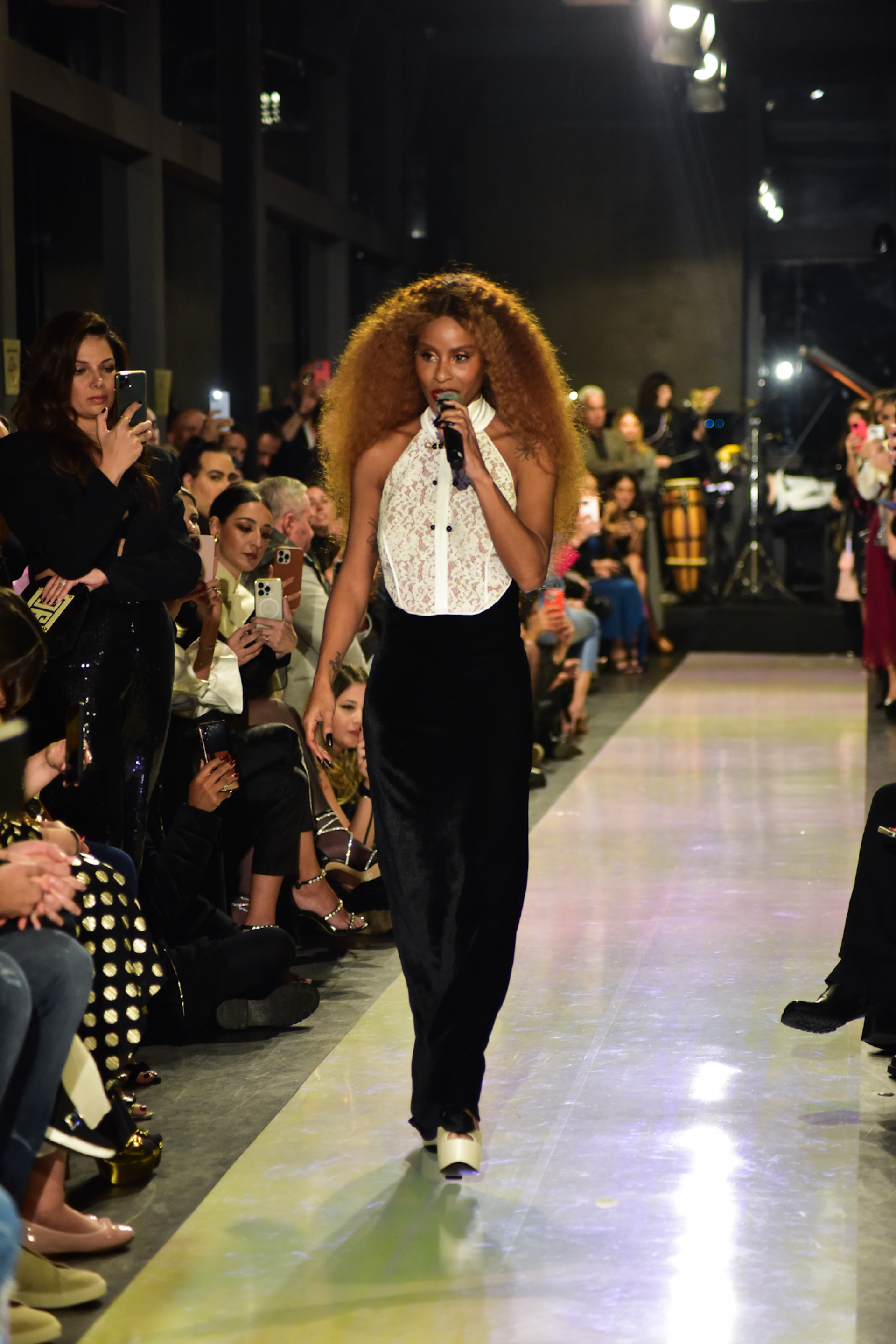 Aline Wirley canta no desfile de Lethicia Bronstein, em São Paulo - Leo Franco / Ag. News