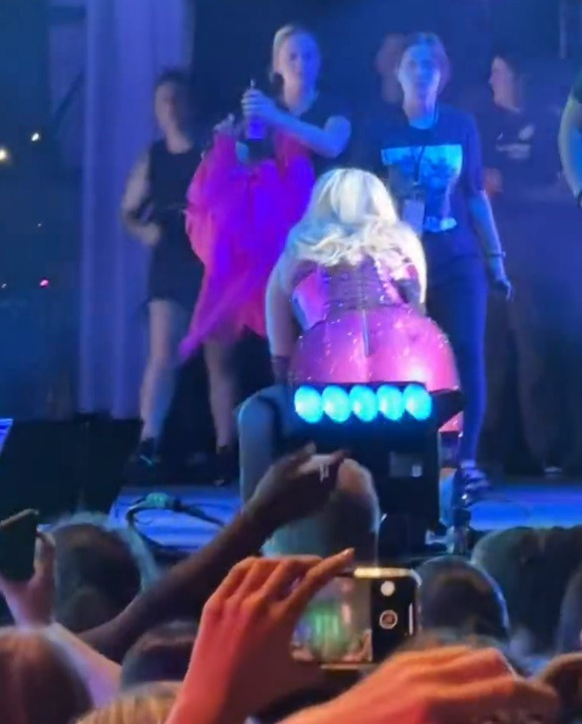 Homem joga celular na cara de Bebe Rexha durante show - Reprodução do Instagram