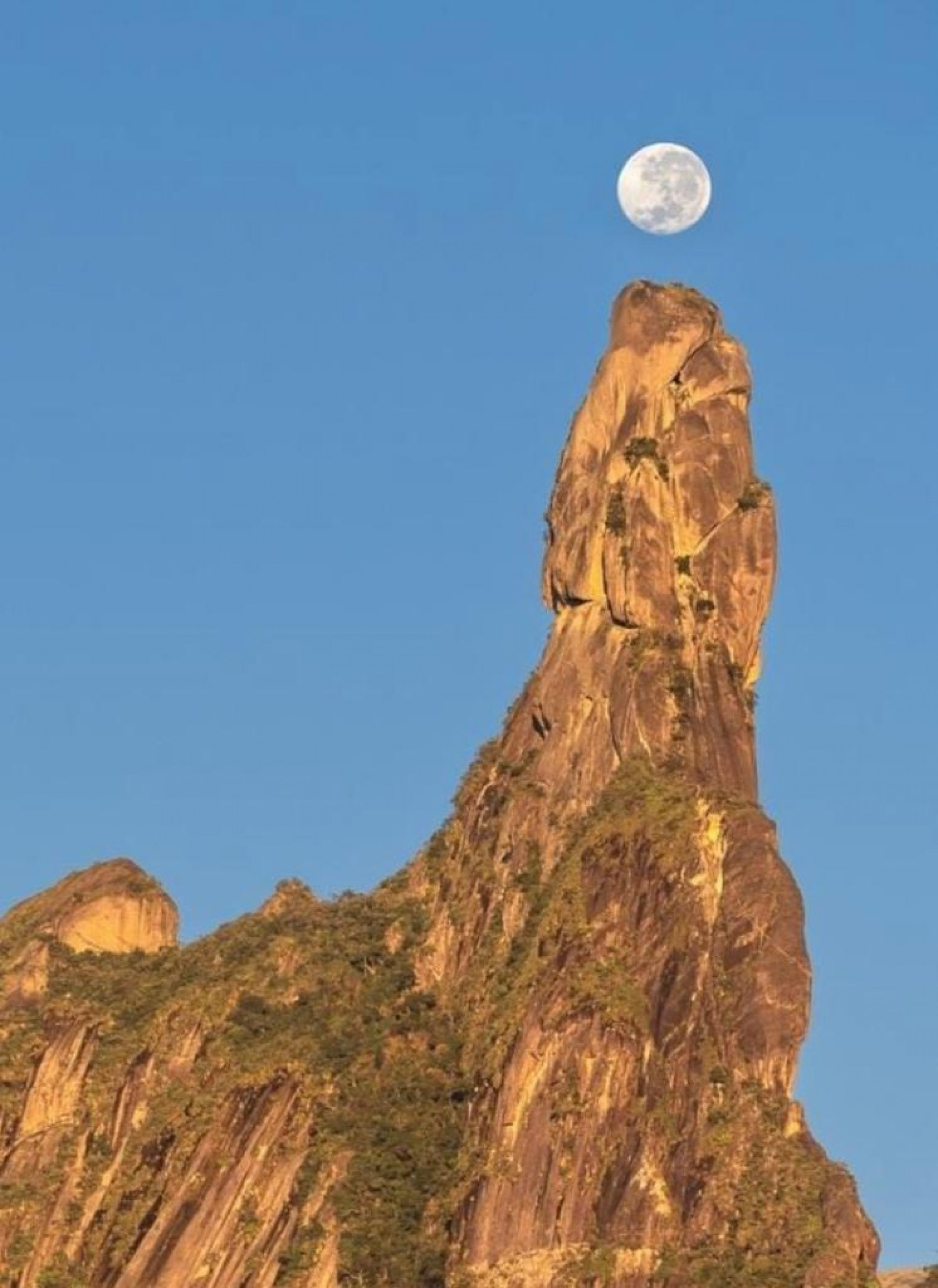 O Dedo de Deus &eacute; s&iacute;mbolo do montanhismo no Brasil e est&aacute; localizado em Guapimirim (RJ)