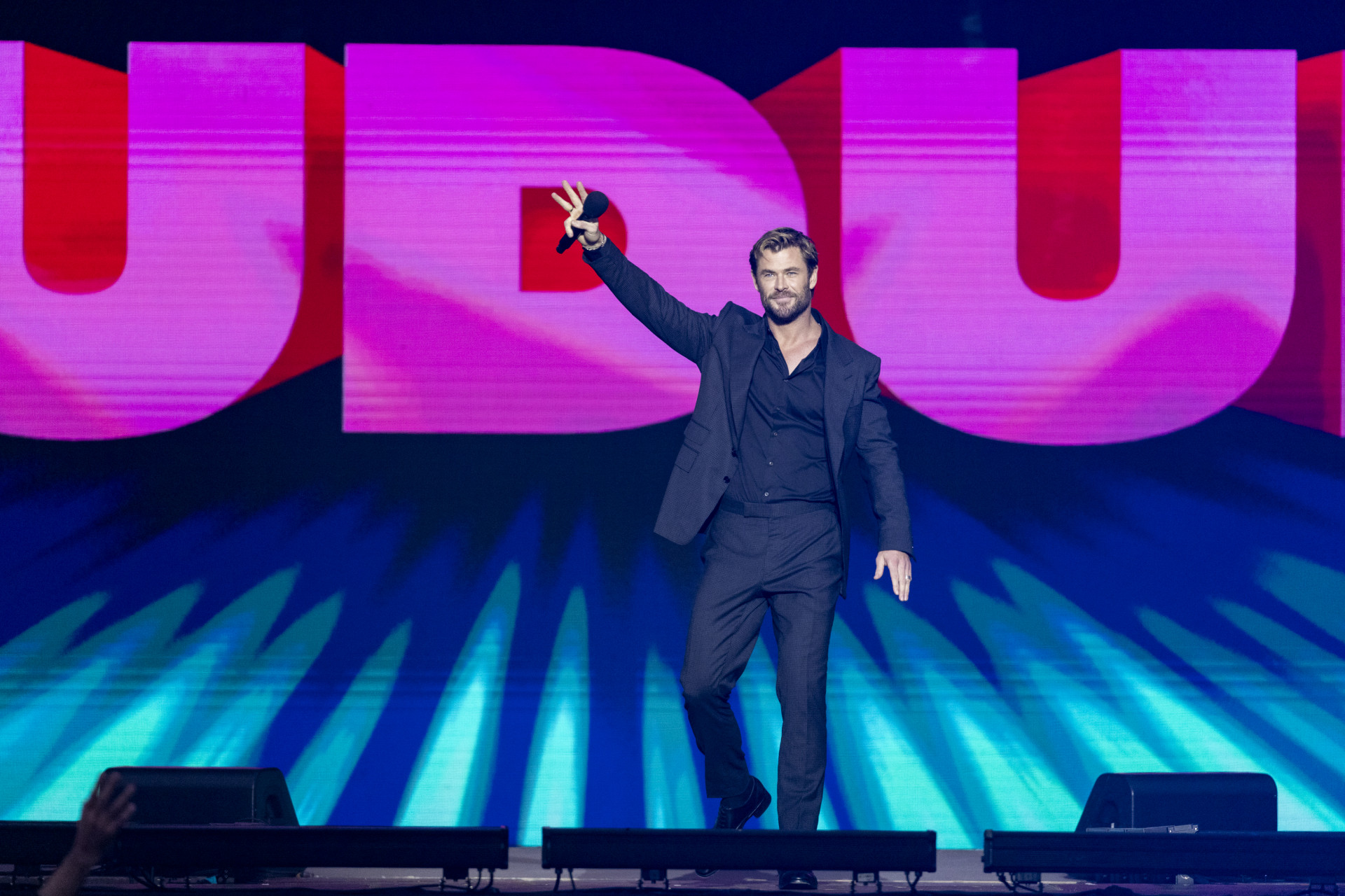 Chris Hemsworth abriu a noite na live global Tudum - Vans Bumbeers / Netflix