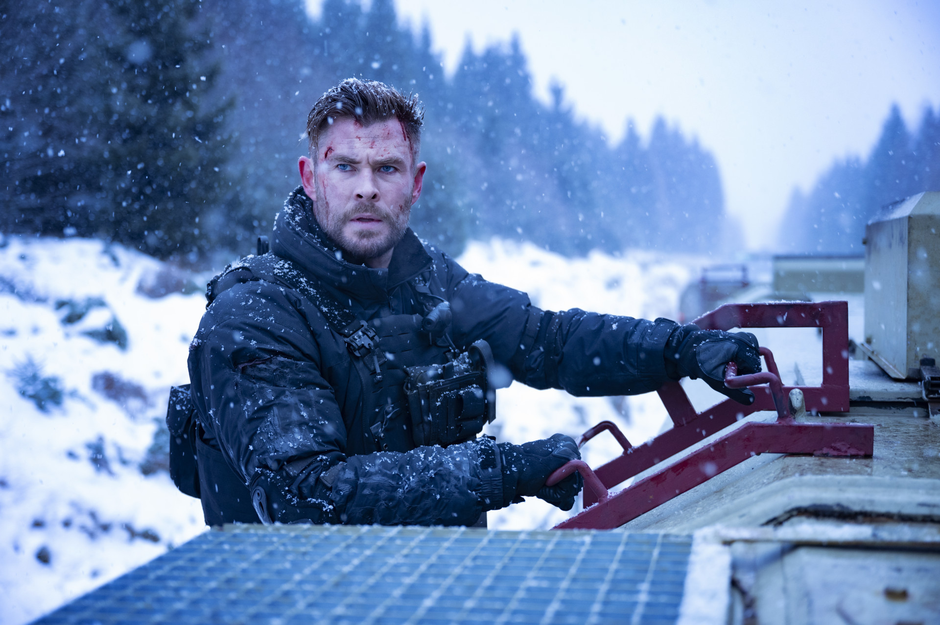 Chris Hemsworth protagoniza cenas de ação eletrizantes em 'Resgate 2' - Jasin Boland / Netflix
