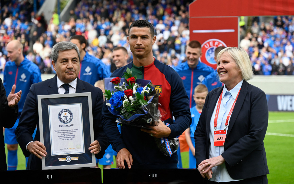 Cristiano Ronaldo recebe a placa do Guinness World Records