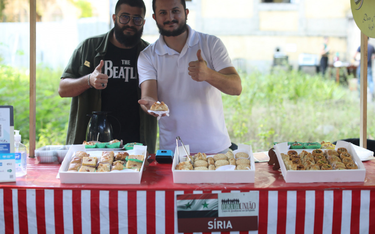 Feira dos refugiados na UFRJ do Campus da Praia Vemelha. Fotos: Pedro Ivo/ Agência O Dia. 
Somar (blusa branca) refugiado Sírio
. 