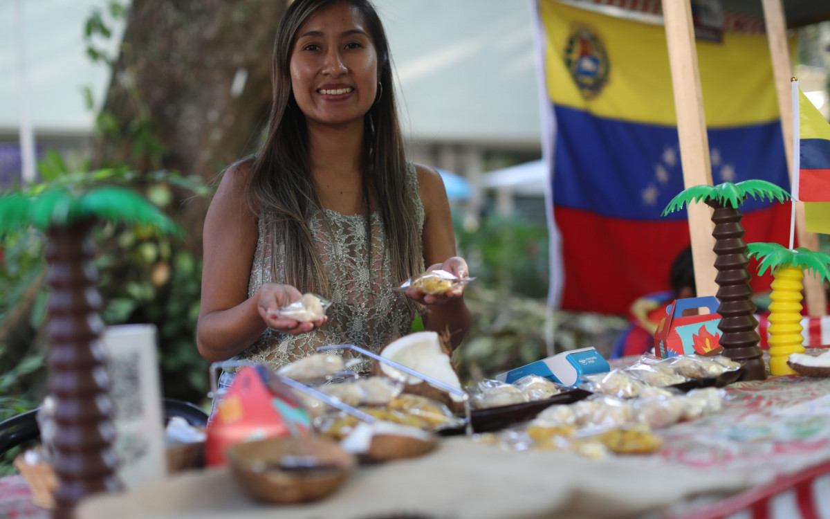 Feira dos refugiados na UFRJ do Campus da Praia Vemelha. Fotos: Pedro Ivo/ Agência O Dia . Feira dos refugiados na UFRJ do Campus da Praia Vemelha. Fotos: Pedro Ivo/ Agência O Dia

Na fotos: Kayli Aguirre - refugiada do Peru segurando cocadas na mão

